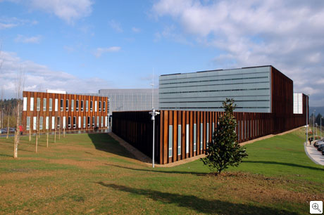 El edificio de Juntas, en forma de cubo, resalta en el conjunto del nuevo complejo.