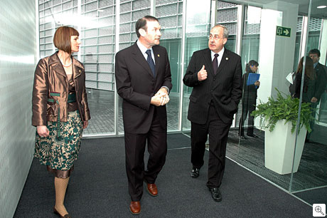 Leire Ereño, Juan Jose Ibarretxe y Joxe Juan González de Txabarri entrando a la nueva sede.