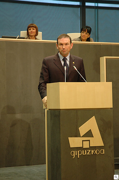 Juan Jose Ibarretxe dirigiendose a los presentes.