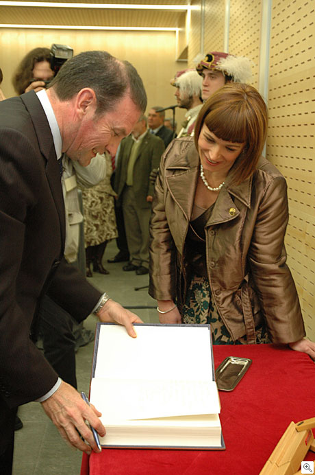 Firmas en el Libro de Honor de la Institucin.