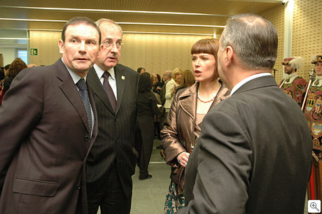 El lehendakari Ibarretxe y el diputado general Gonzlez de Txabarri conversan con la presidenta Leire Ereo y el miembro de la Mesa Oruesagasti.