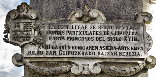 Placa conmemorativa de las Juntas Particulares de Basarte. Convento de Santa Cruz de Azkoitia.