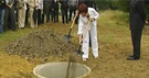 Leire Ereo y Joxe Juan Gonzlez de Txabarri colocando la primera piedra.